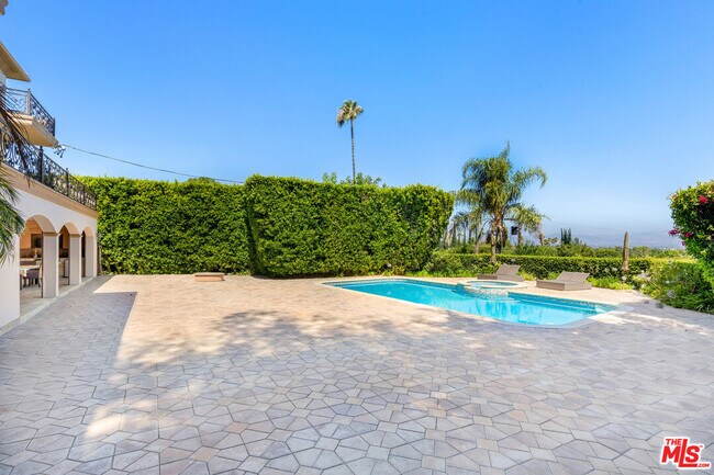 Building Photo - 18047 Karen Dr