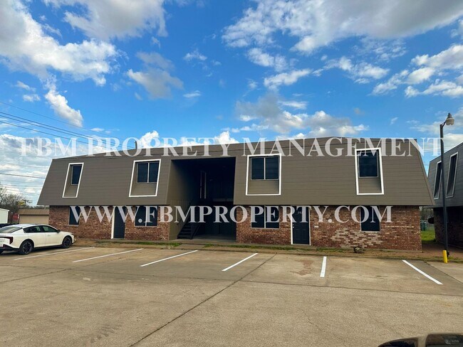 Building Photo - Willow Court Apartments, Unit 204 - 2 Bedroom, 1 Bathroom Apartment Home in Mexia, TX!