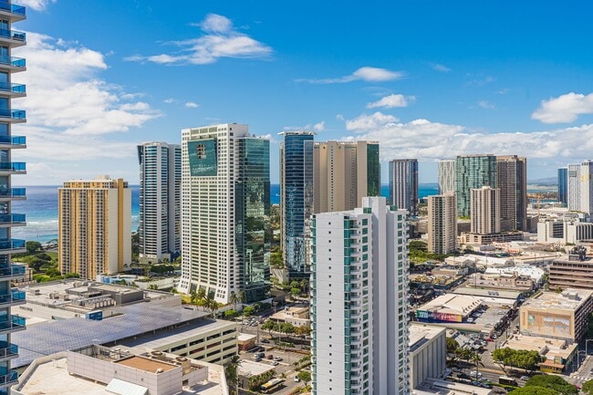 Building Photo - Fully furnished 1-bed, 1-bath, 1-parking a...