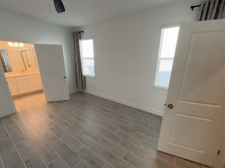 Building Photo - 2028 Sunshine Peak Dr