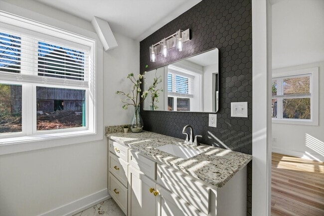 Building Photo - 2113 W Madison Ave