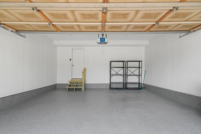 Building Photo - {13862} Spacious townhome in Prime Location + Maintenance Provided Community + Neighborhood Pool ...