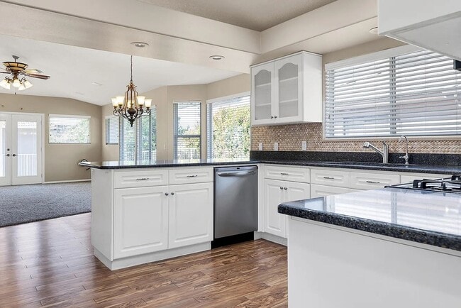 Building Photo - Spacious 3-Bedroom Home with Incredible Garage & Prime Location!