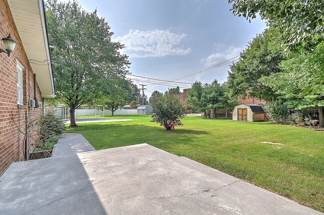 Building Photo - 1808 Sherwood Pl