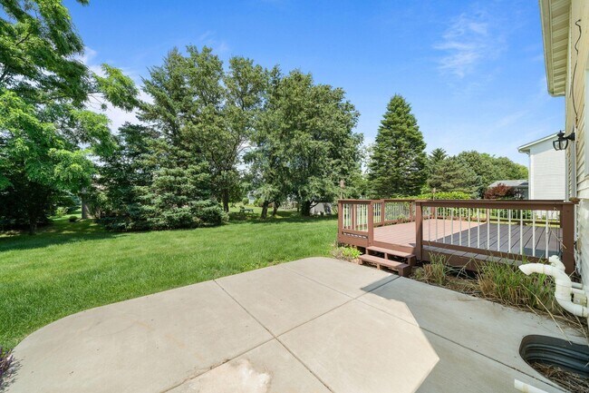 Building Photo - 406 Lakewood Dr