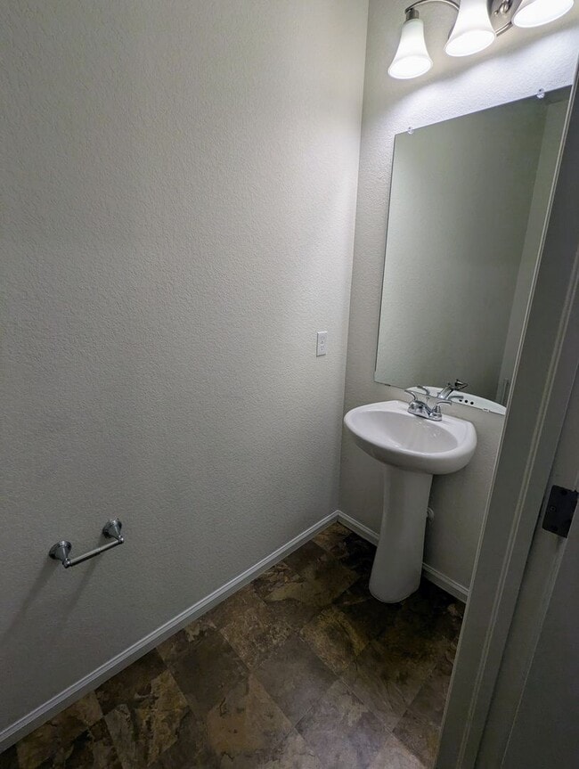 Building Photo - MASSIVE 4-BEDROOM, 3-BATHROOM HOME NEAR DI...