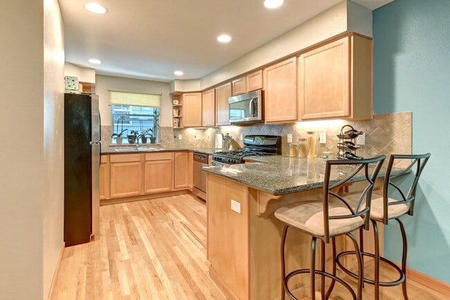 Building Photo - Immaculate Townhome with Private Patio!