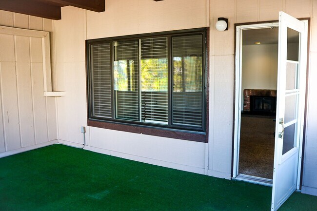 Building Photo - 3 Bedroom Rockrimmon Condo, NO DEPOSIT AND...