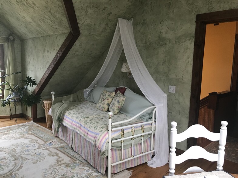 Building Photo - 2004 NE 8th St