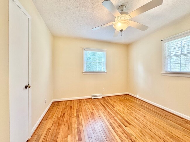 Building Photo - Well Maintained 3 Bedroom Home Off Lake Brandt Rd!