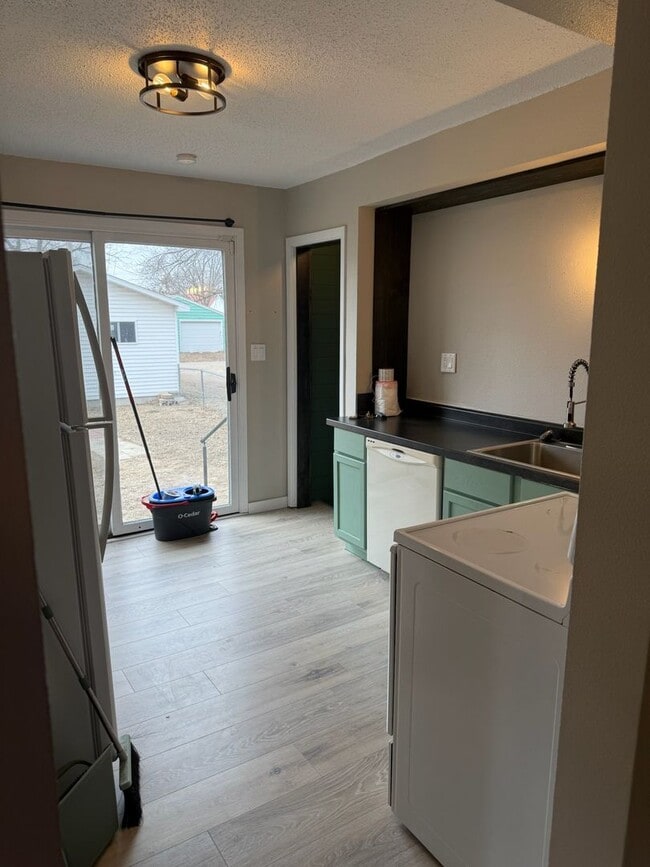 Building Photo - 3 Bedroom 1 Bathroom single family home