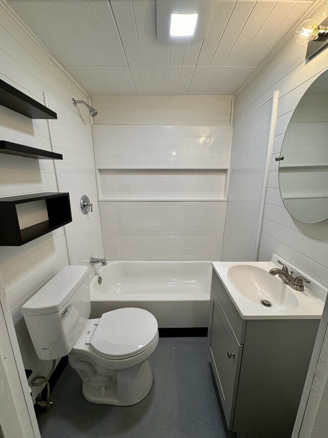 Building Photo - 720 18th Ave