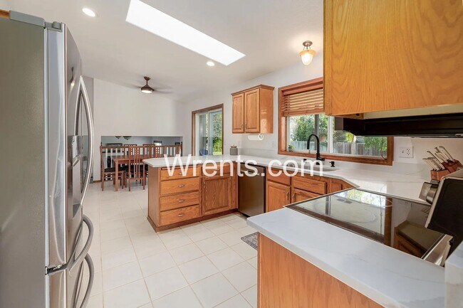 Building Photo - Beautiful 6 bed Highly Desirable Colbert Area!