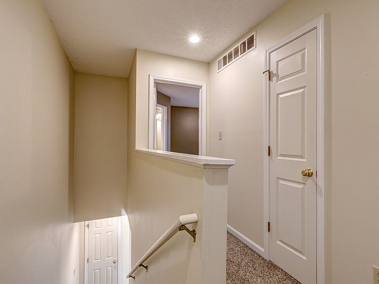 Building Photo - 805 E Sherwood Hills Dr