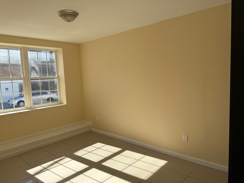 Building Photo - 183 Thorne St