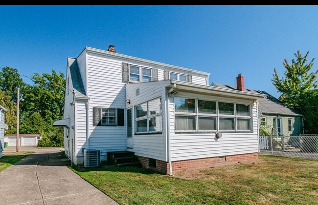 Building Photo - 418 E 274th St