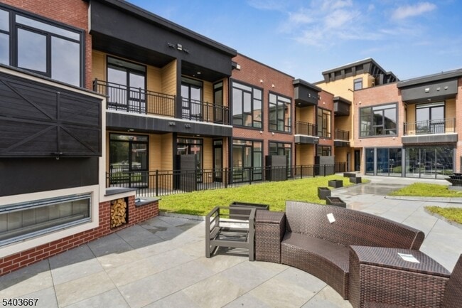 Building Photo - 140 W Webster Ave