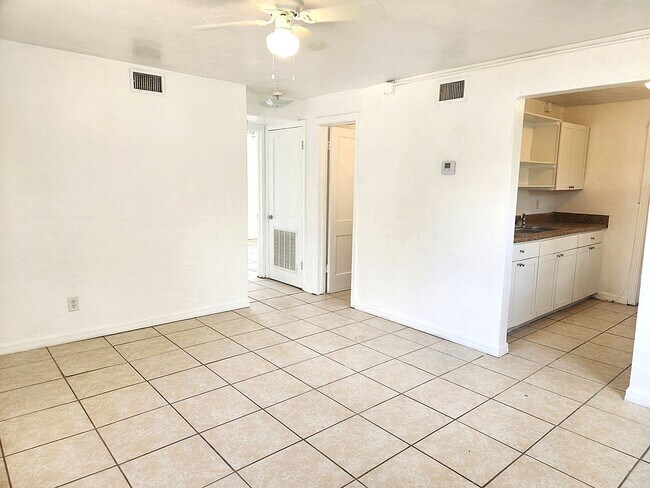 Building Photo - Cozy 2-bedroom, 1-bath home in Daytona Beach