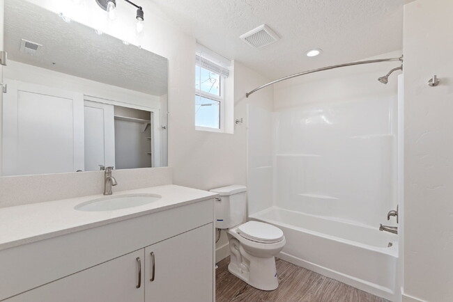 Building Photo - "Discover Comfort & Style: Spacious 3-Bed,...