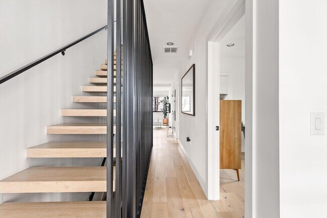 Building Photo - 1502 Waller St