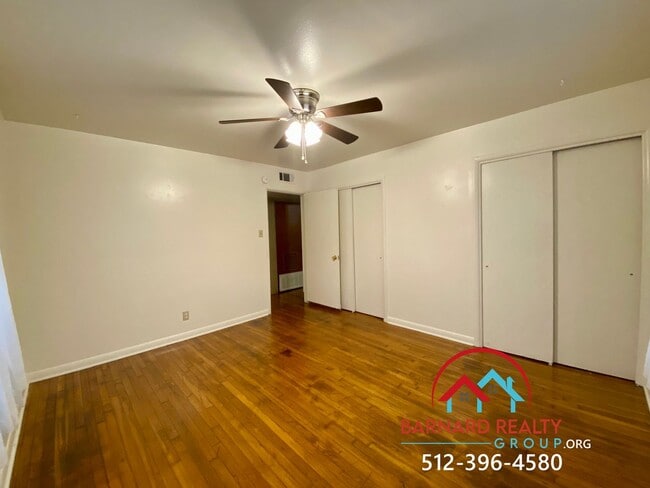 Building Photo - Available Now: 2 bed/1 bath with Fenced Ya...