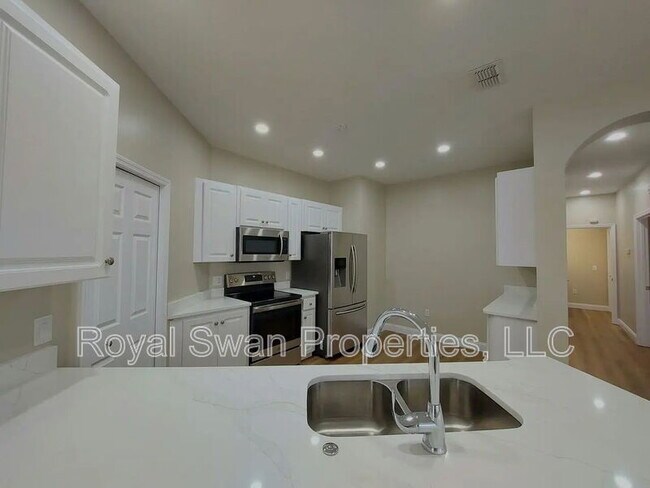 Building Photo - 611 Grasslands Village Cir