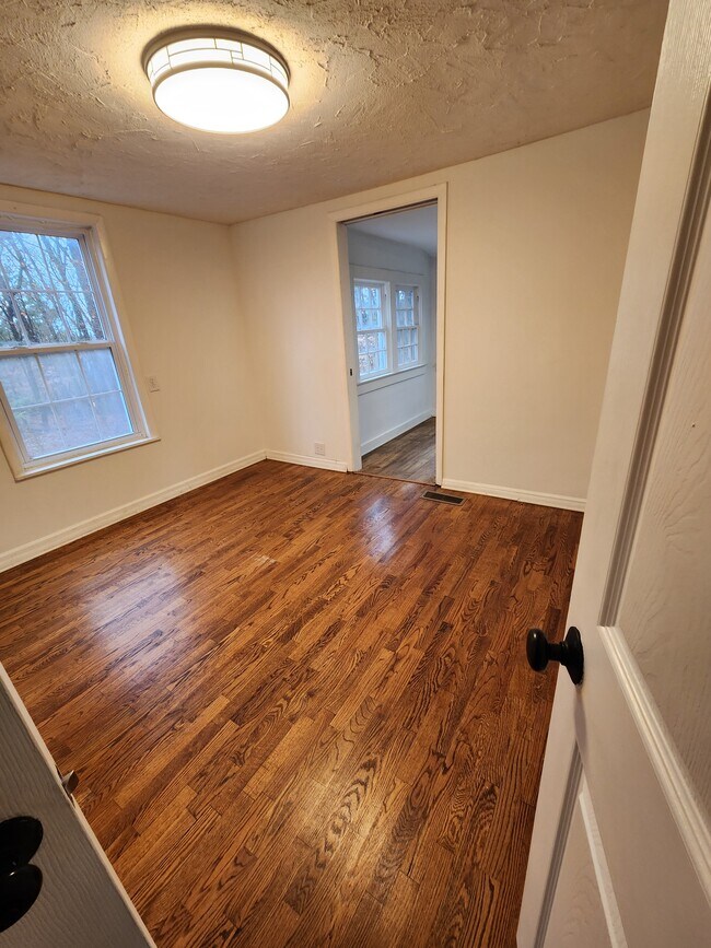 Building Photo - 2000 Oxnard Rd