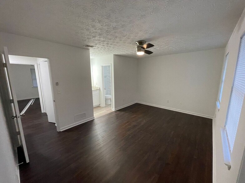 Building Photo - 5963 Thomas Ct