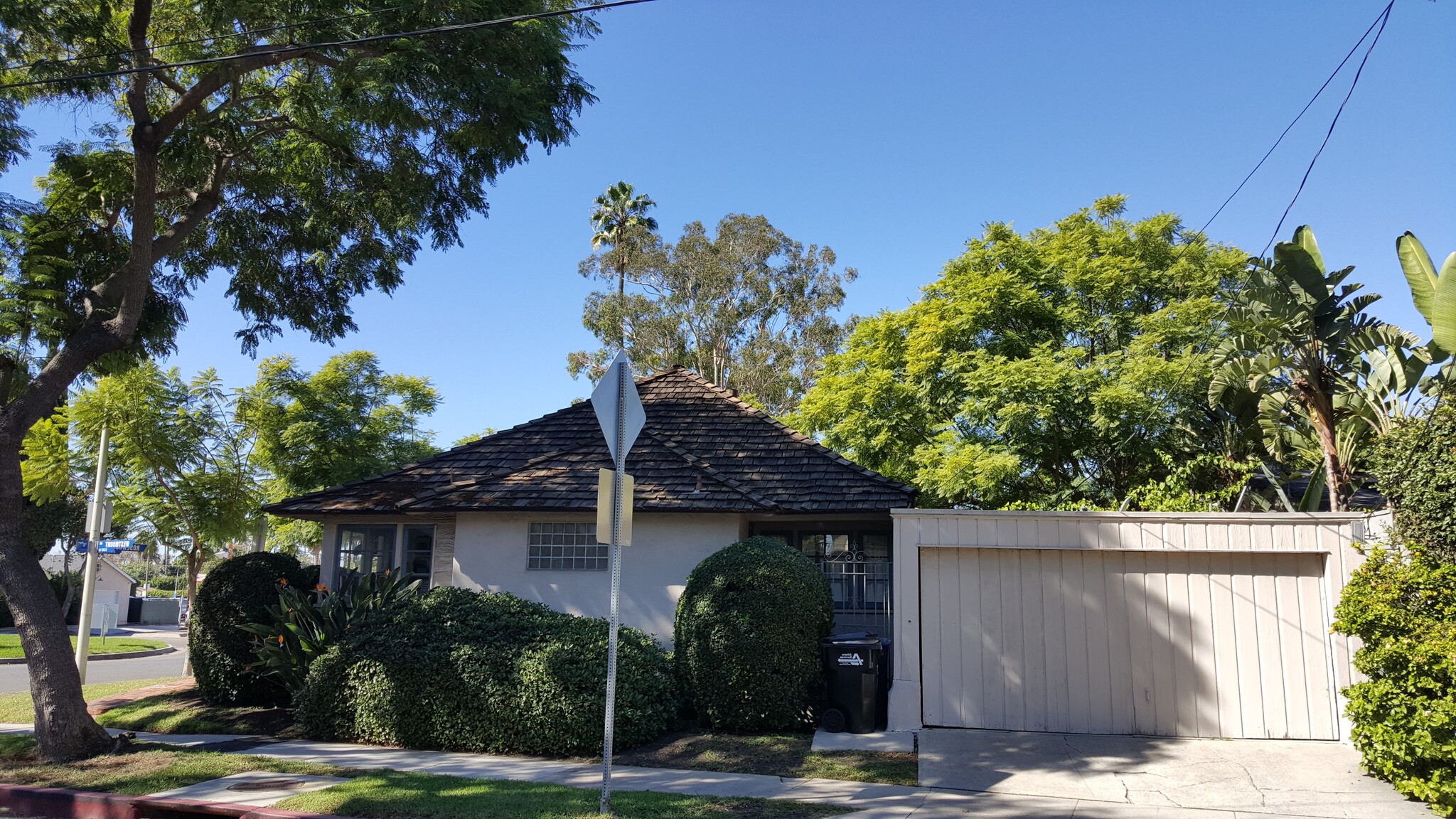 Building Photo - 8531 Rosewood Ave