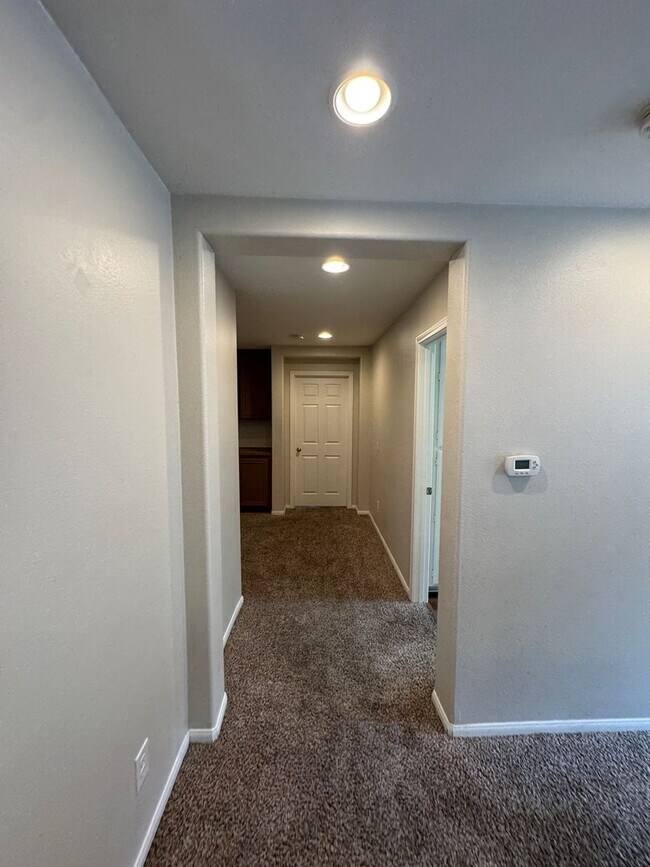 Building Photo - Spacious Lakeview Home with Loft & Community Amenities