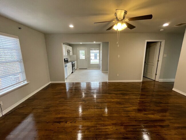 Building Photo - 613 S Andrews Ave