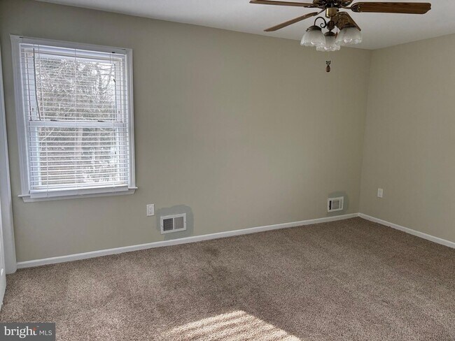 Building Photo - 148B Bayshore Dr