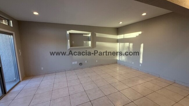 Building Photo - Three Bedroom Townhome