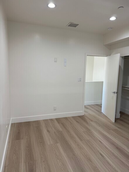 Building Photo - 4271 1/2 Rosewood Ave.