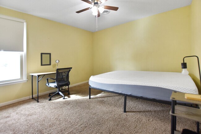 Building Photo - Pet Friendly Three Bedroom!