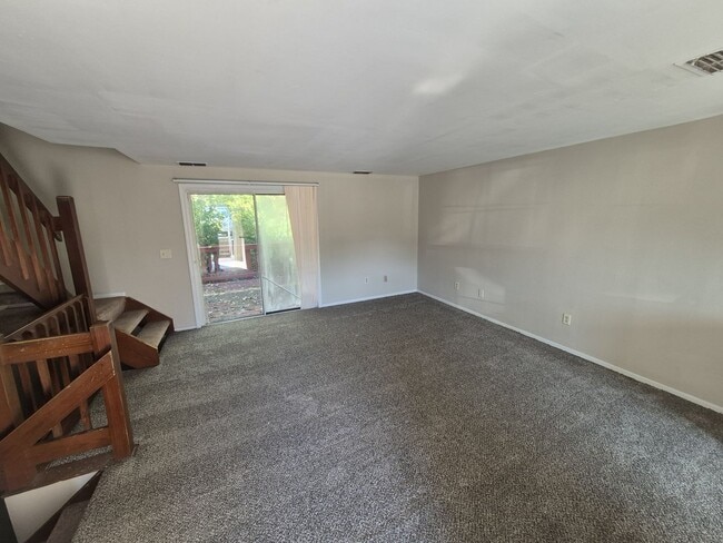 Building Photo - 705 Highland Trce