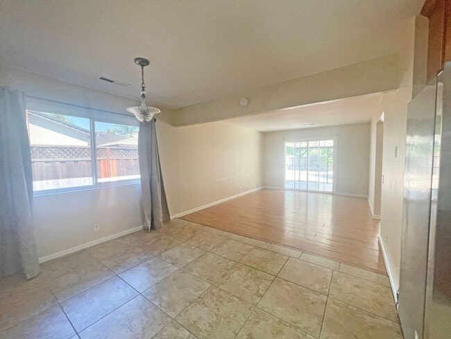 Building Photo - Charming 3/2 Gilroy