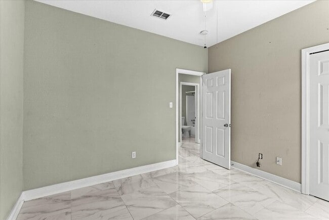 Building Photo - 11027 Oakcrest Dr