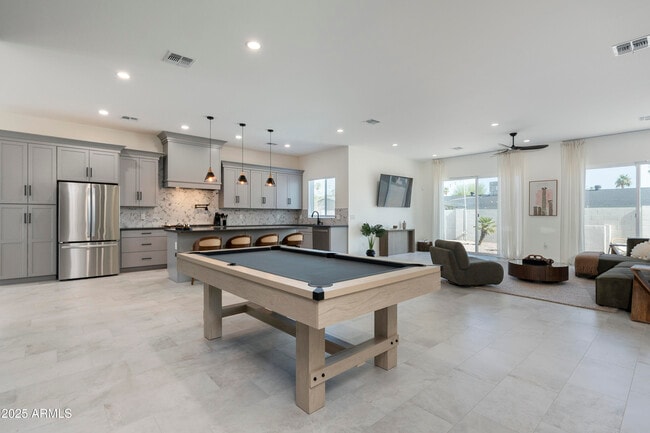 Building Photo - 5049 E Shaw Butte Dr