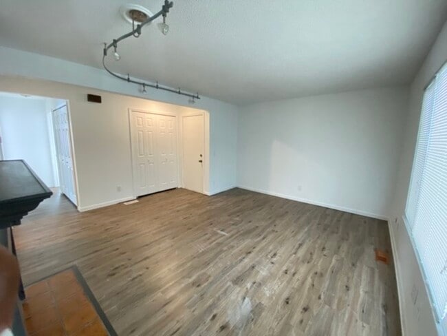 Building Photo - 907 Laura Dr