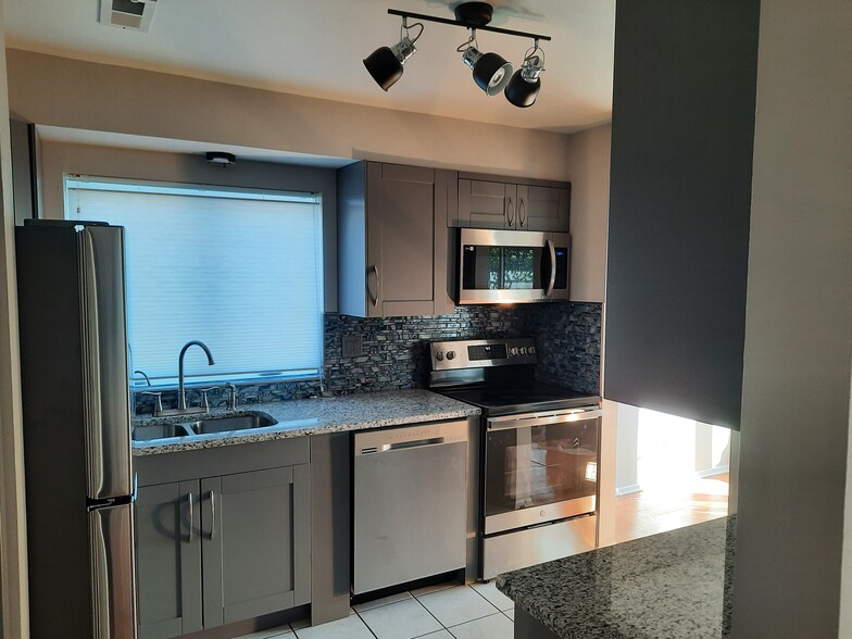 Kitchen looking northeast - 434 Clinton Pl
