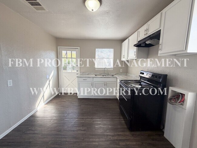 Building Photo - 410 N Flat St