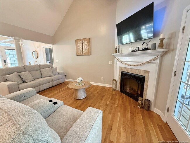 Building Photo - 275 Maplewood Dr