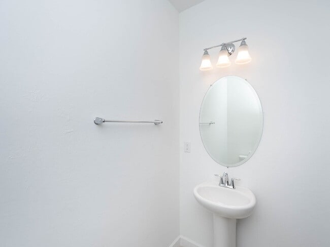 Building Photo - Newer-construction townhome in the highly desirable Lorraine Lakes