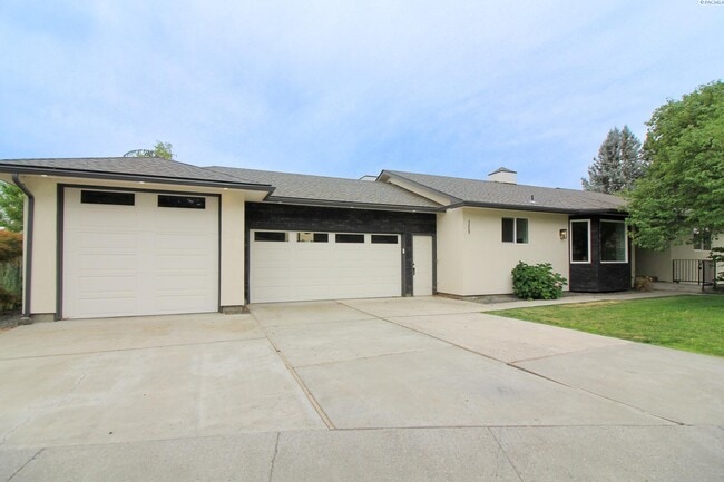 Primary Photo - 5 Bed/3 Bath House in Kennewick Canyon Lakes