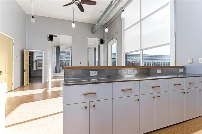 Building Photo - 114 Main St