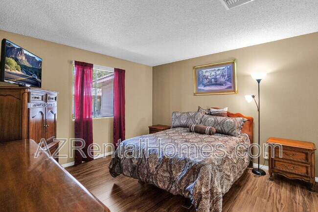 Building Photo - 2064 S Farnsworth Dr