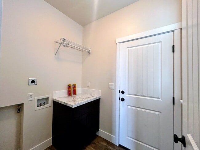 Building Photo - 929 Applewood Dr