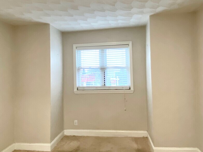 Building Photo - 161 Bennington St