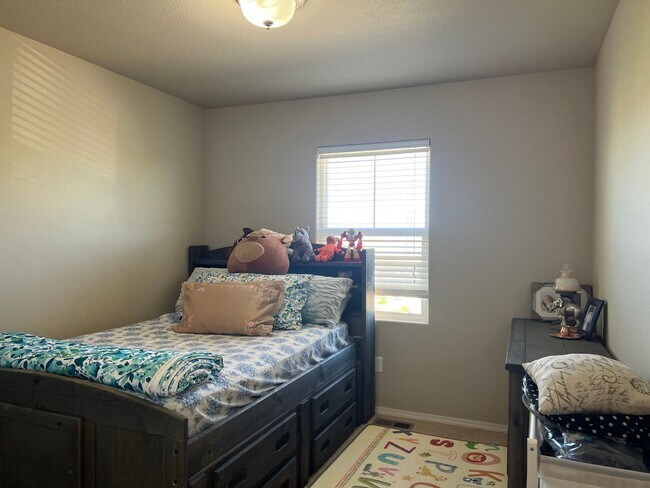 Building Photo - 4 Bedroom Home close to Peterson SFB
